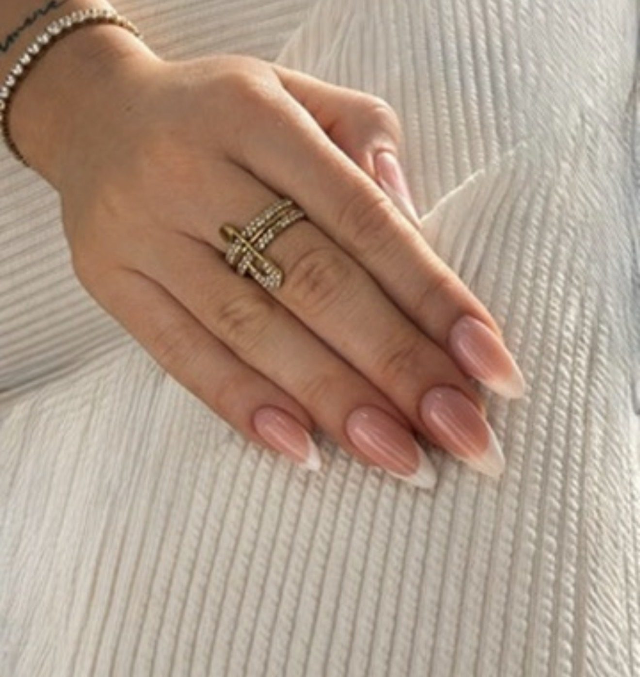 Zarte French Nägel in Nude