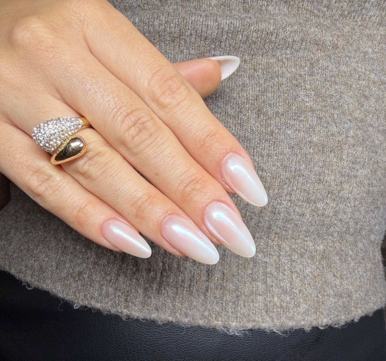 Lange Nägel im Perlmutt Look