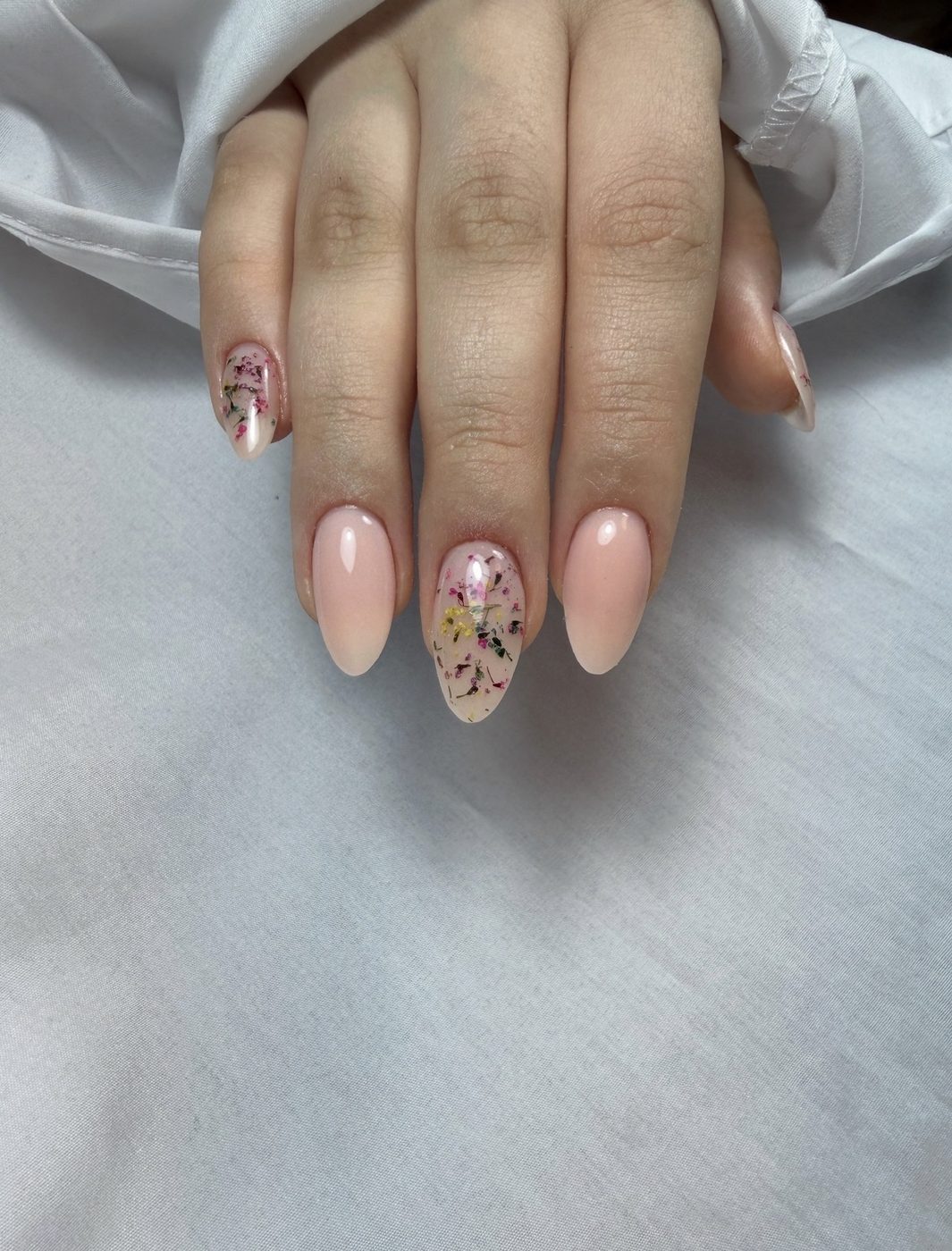Rosé Nägel mit eingelegten Trockenblüten