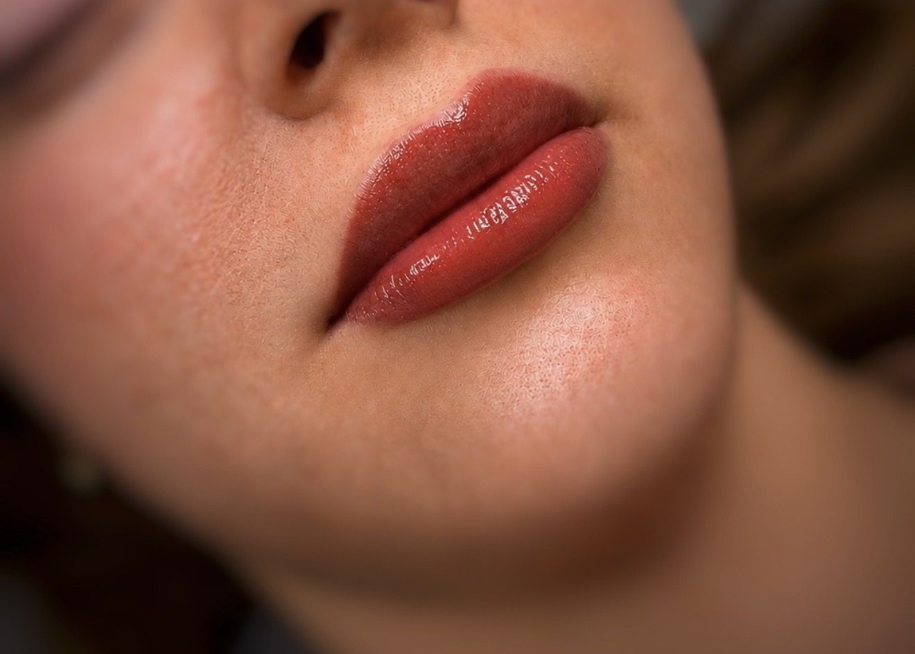 Powder Lips in einem warmen Rotton