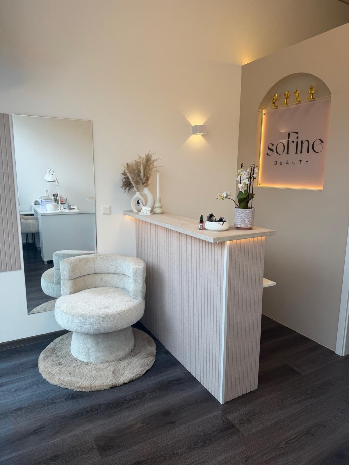 Empfangsbereich mit soFine beauty Leuchtschild